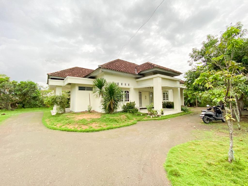 Spacious Home with Large Yard in Praya