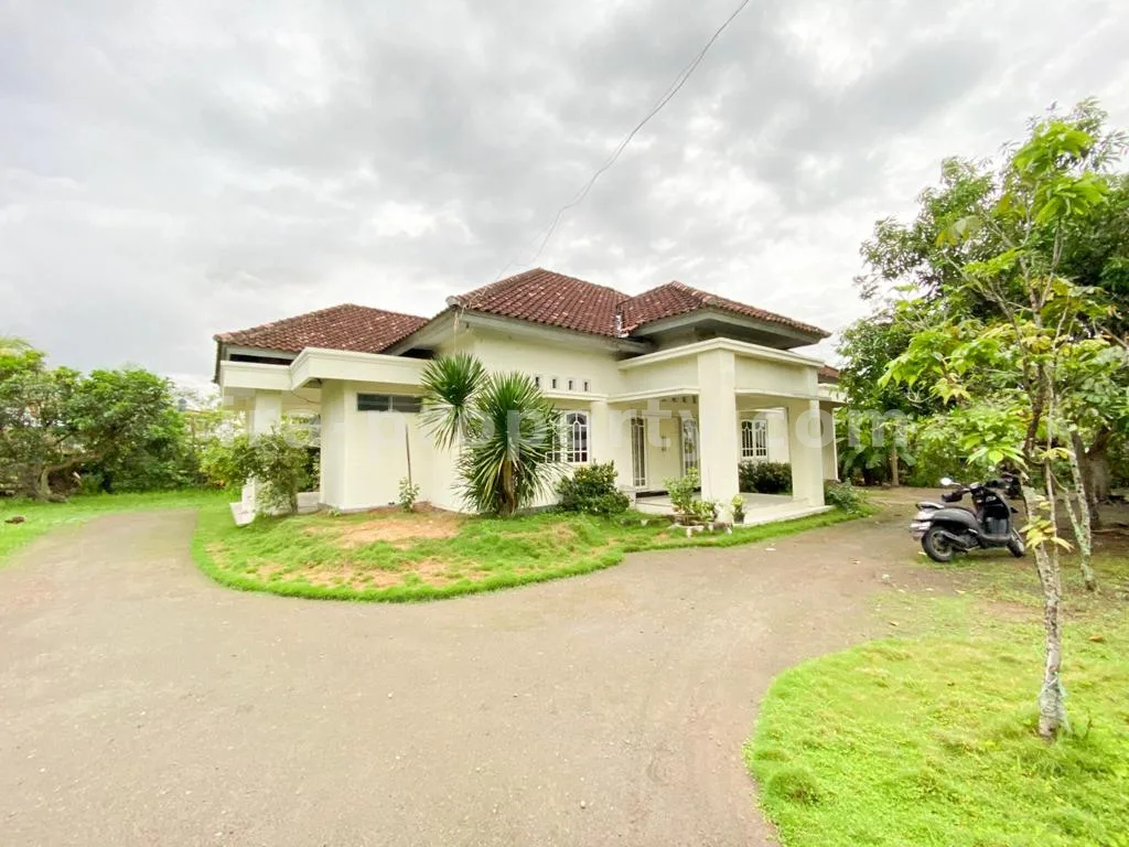 Spacious Home with Large Yard in Praya