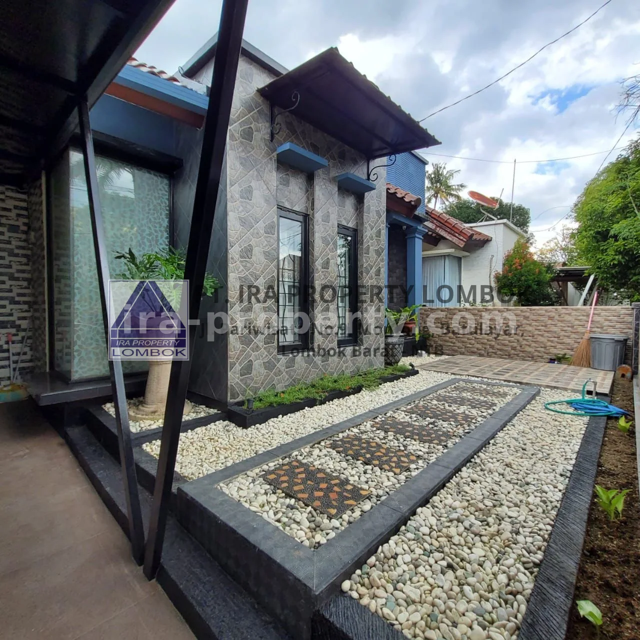 Modern Minimalist House in Meninting Regency