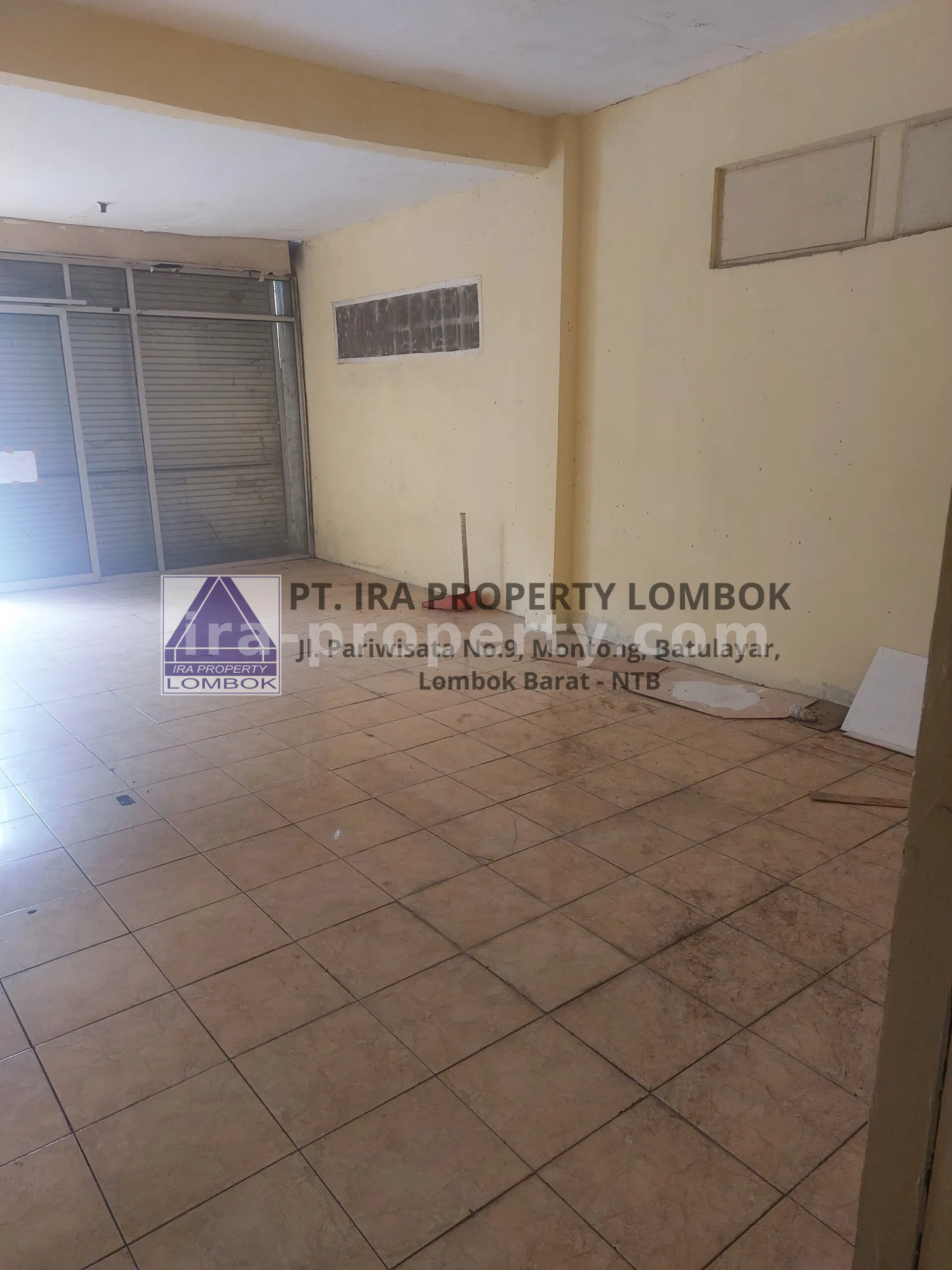 Commercial Shop on Main Road in Ampenan Utara