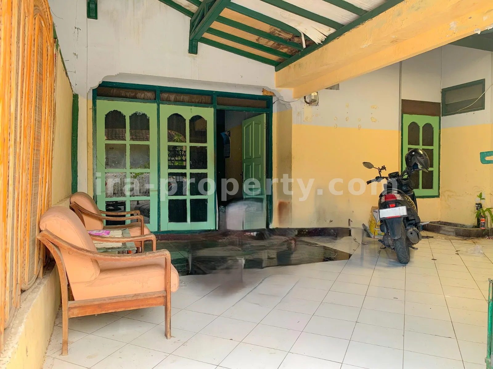 House with Boarding Rooms Near Mataram University, Matar,