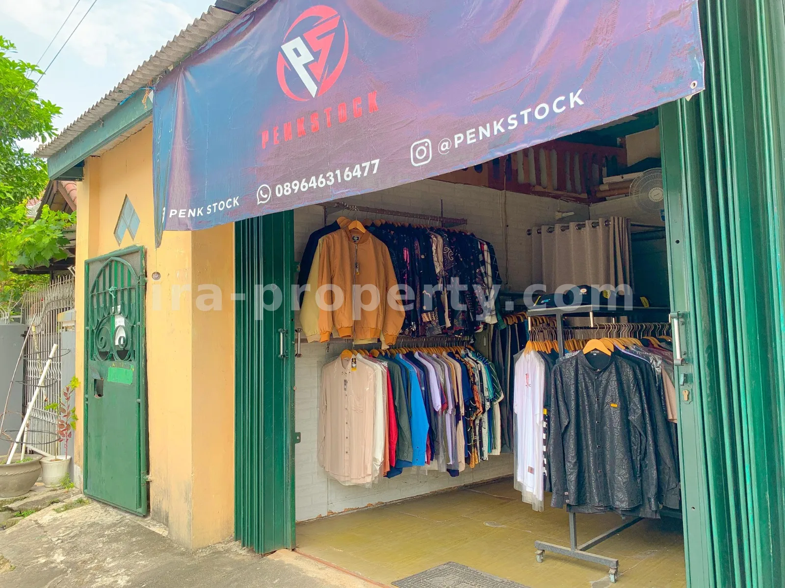 House with Boarding Rooms Near Mataram University, Matar,