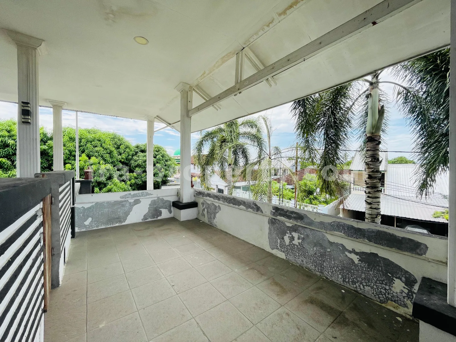 Spacious House with Large Yard in Ampenan – Mataram