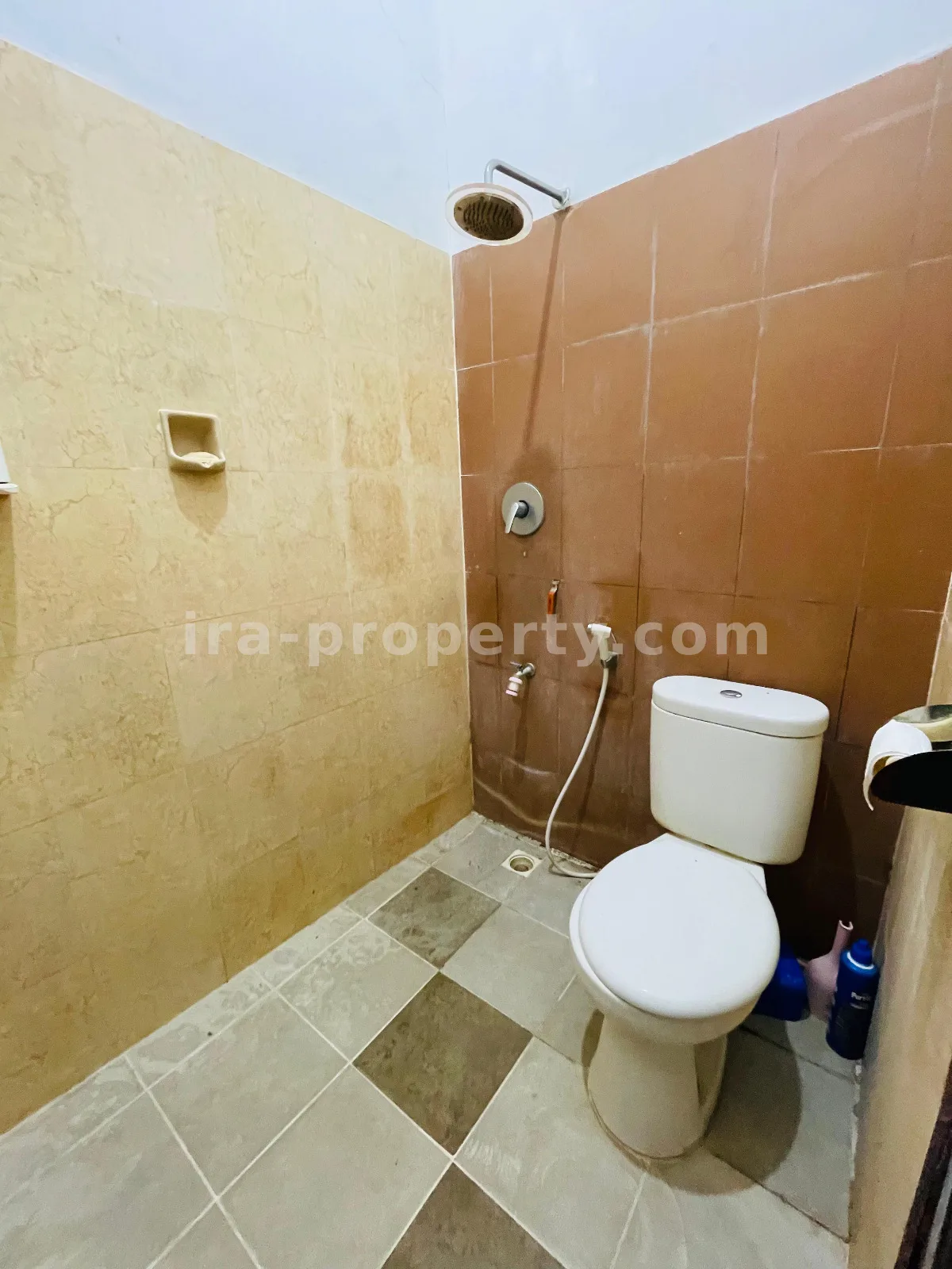 Spacious House with Large Yard in Ampenan – Mataram