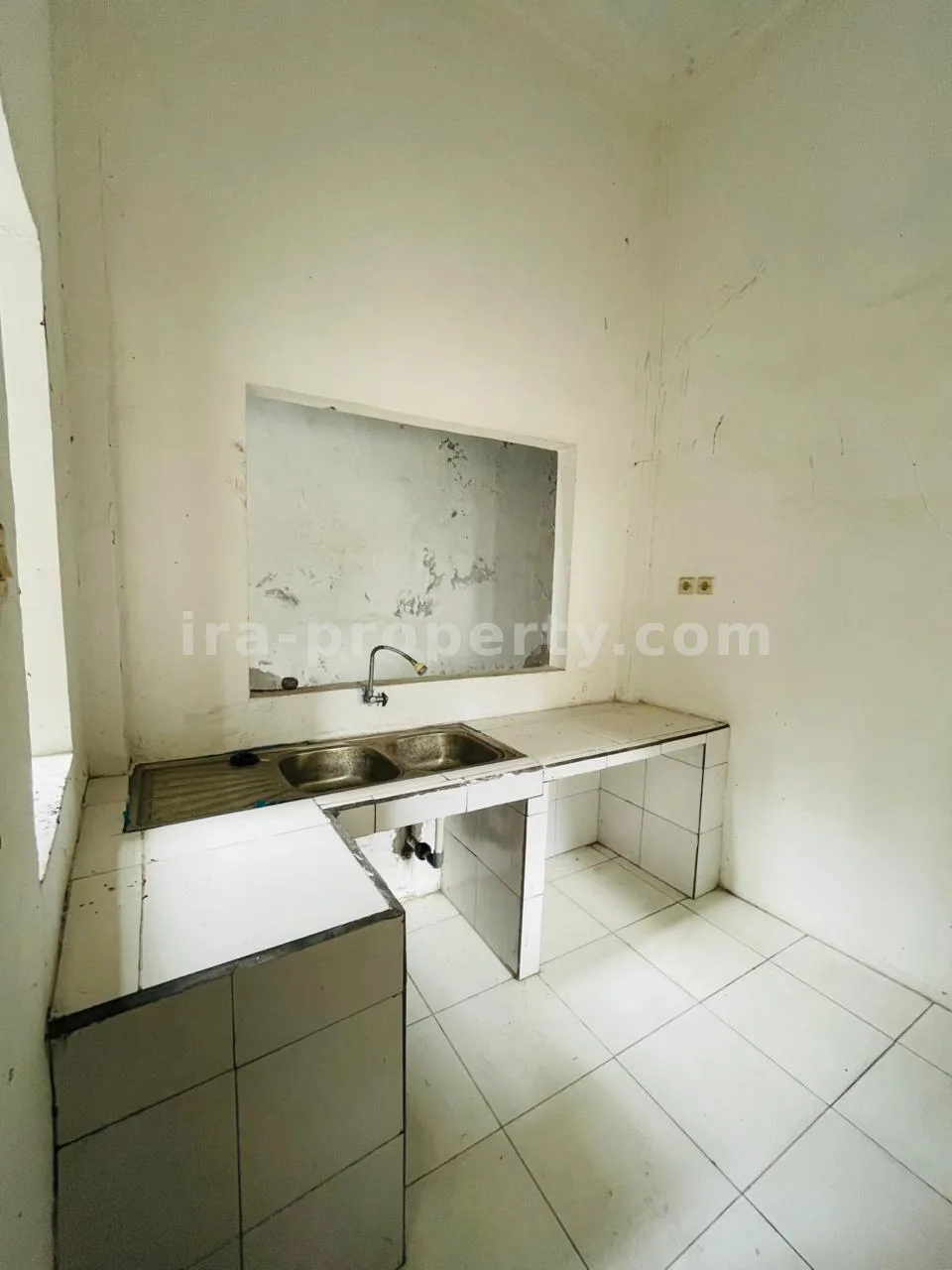 Spacious House with Large Yard in Ampenan – Mataram