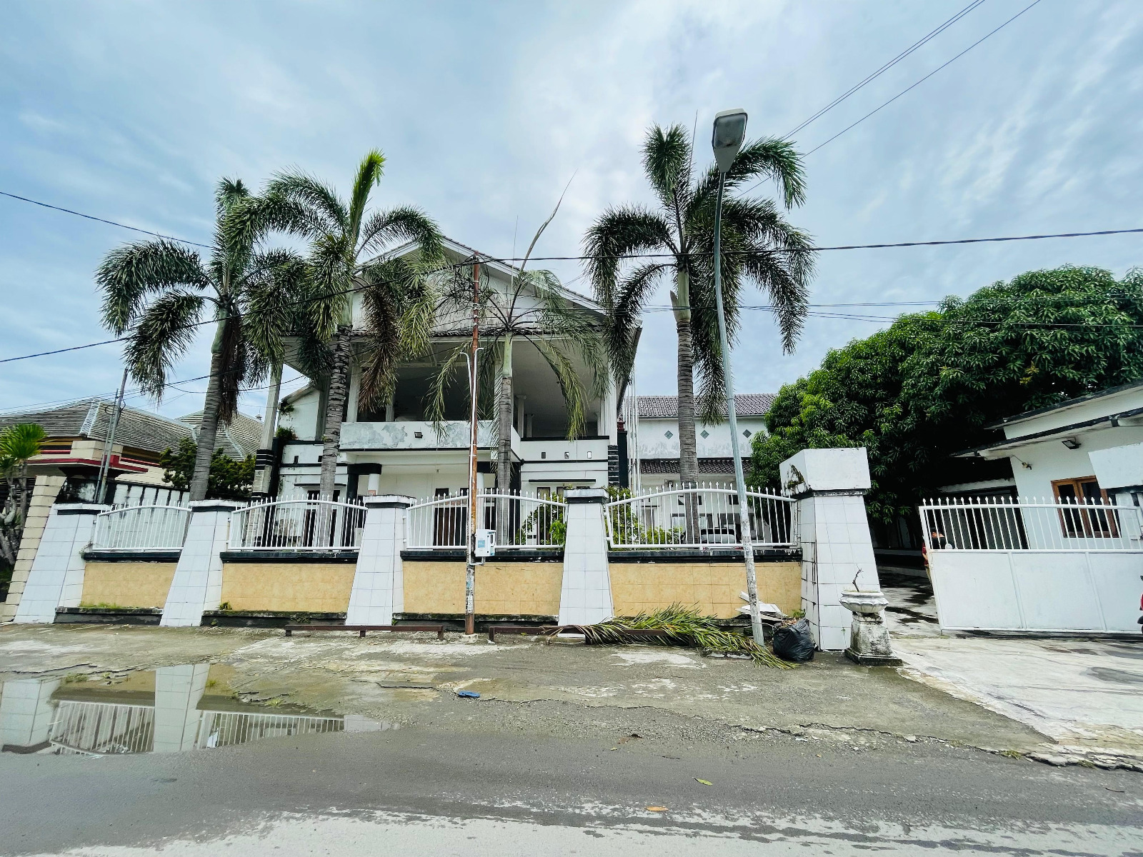 Spacious House with Large Yard in Ampenan – Mataram