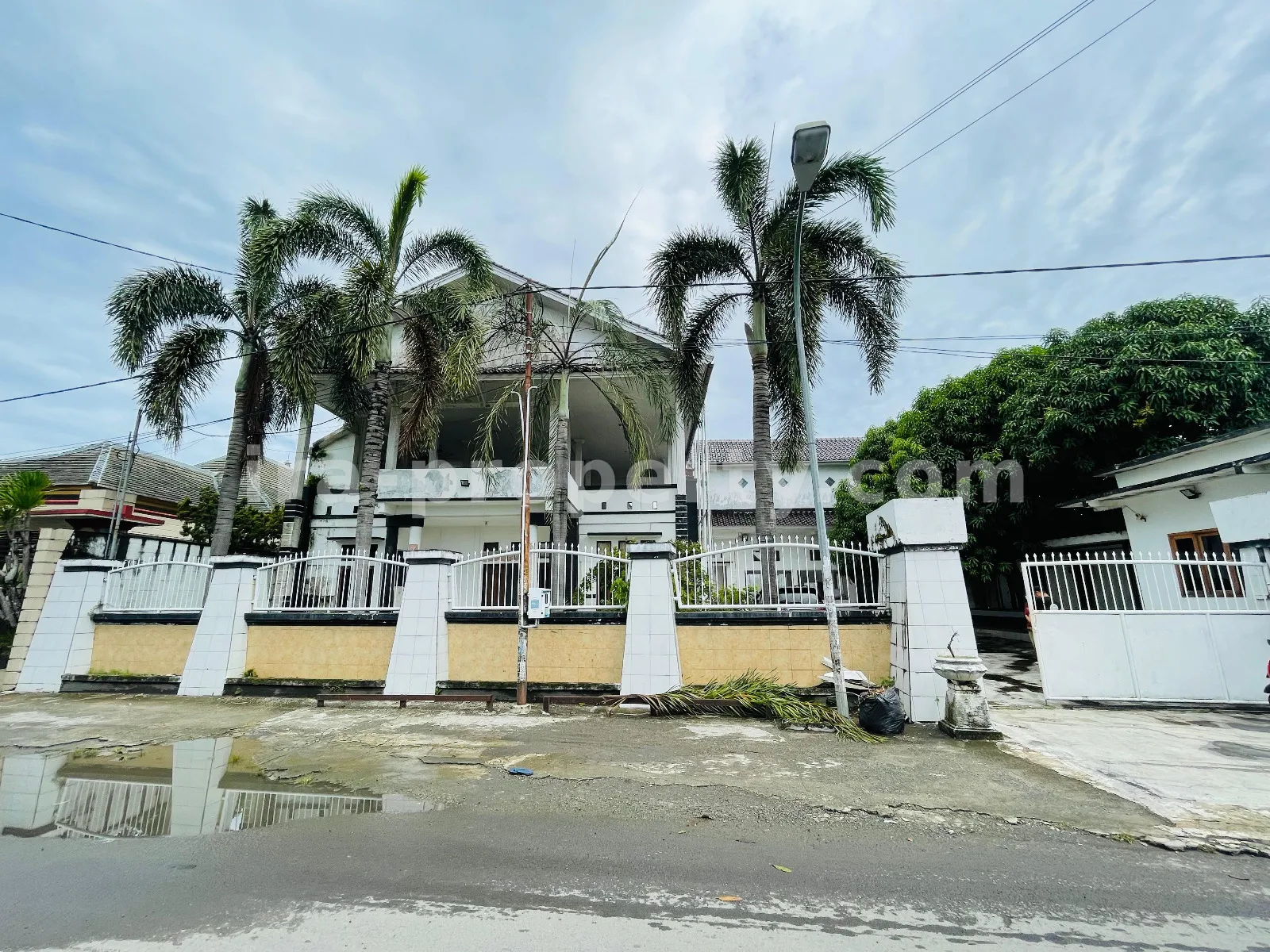 Spacious House with Large Yard in Ampenan – Mataram