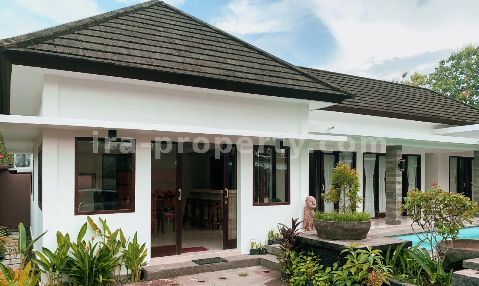 Modern Minimalist Villa with Private Pool – Batu Layar near Senggigi