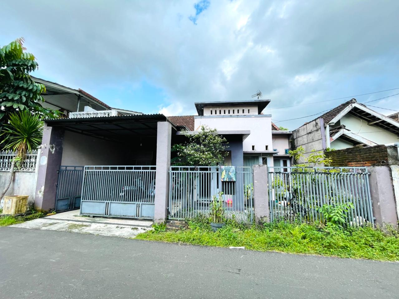 Cozy 3BR Family Home in Rembiga – Prime Location Near Same Hotel, Mataram