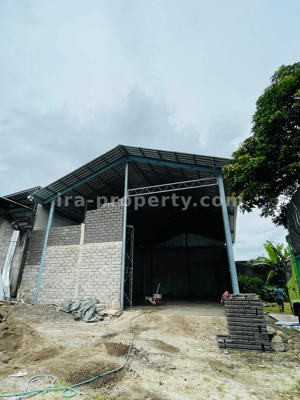 Strategic Single Warehouse Unit for Rent – Cakranegara-Sweta Business Border