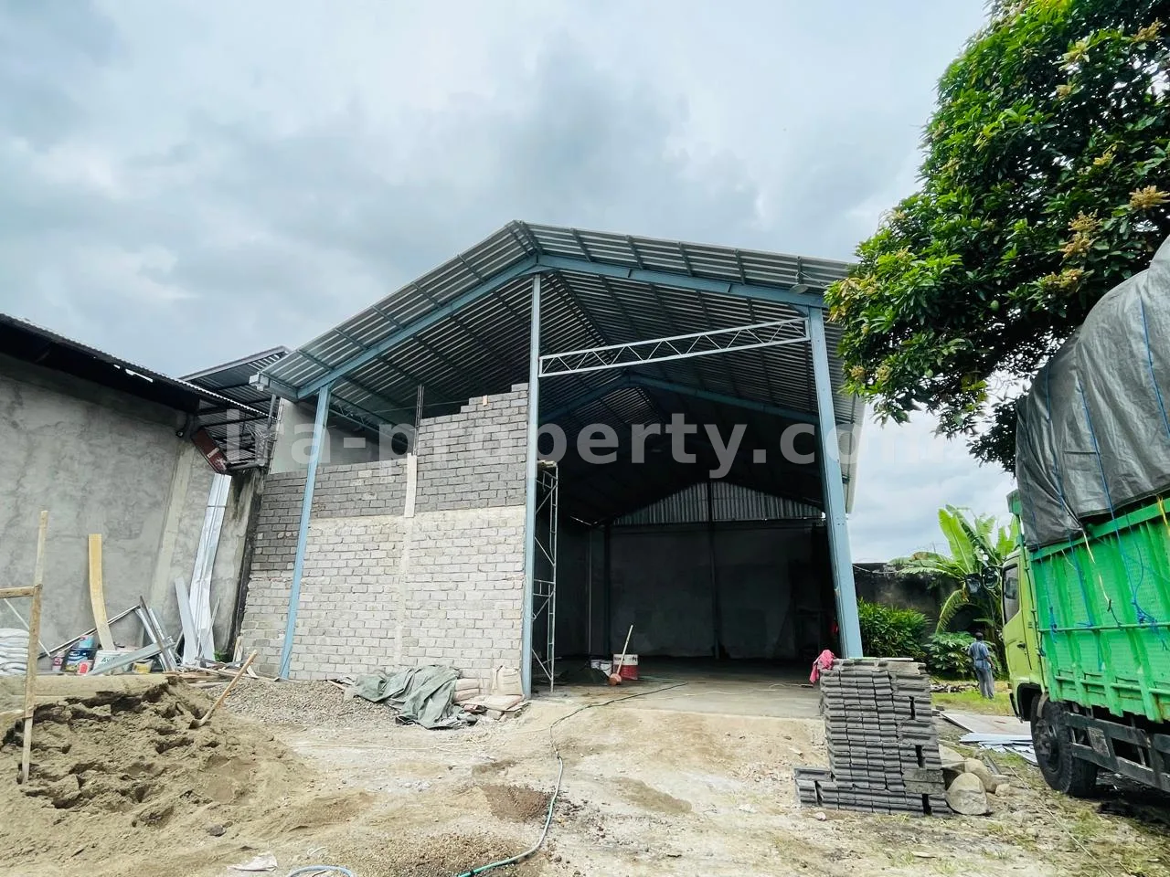 Strategic Single Warehouse Unit for Rent – Cakranegara-Sweta Business Border