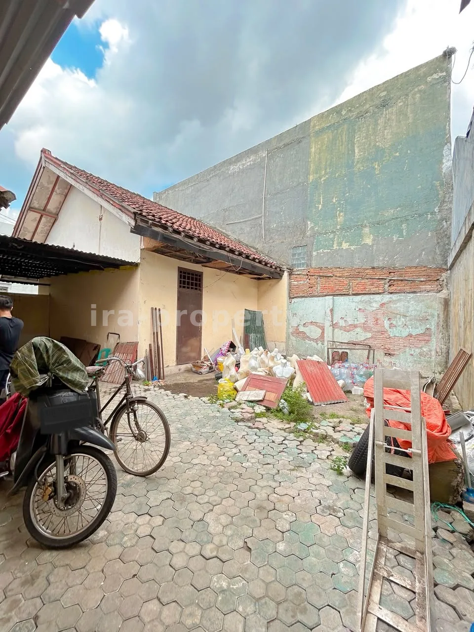 House with Commercial Space for Sale in Taman Baru, Mataram – Near Epicentrum Mall