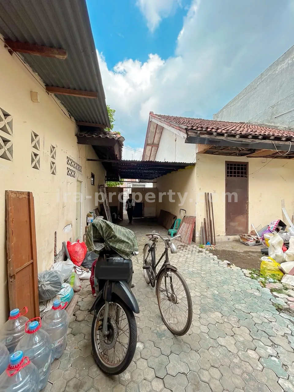 House with Commercial Space for Sale in Taman Baru, Mataram – Near Epicentrum Mall