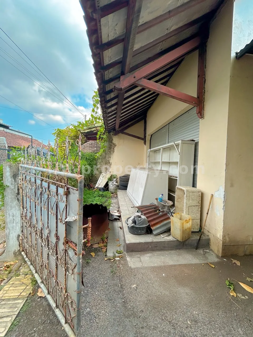 House with Commercial Space for Sale in Taman Baru, Mataram – Near Epicentrum Mall